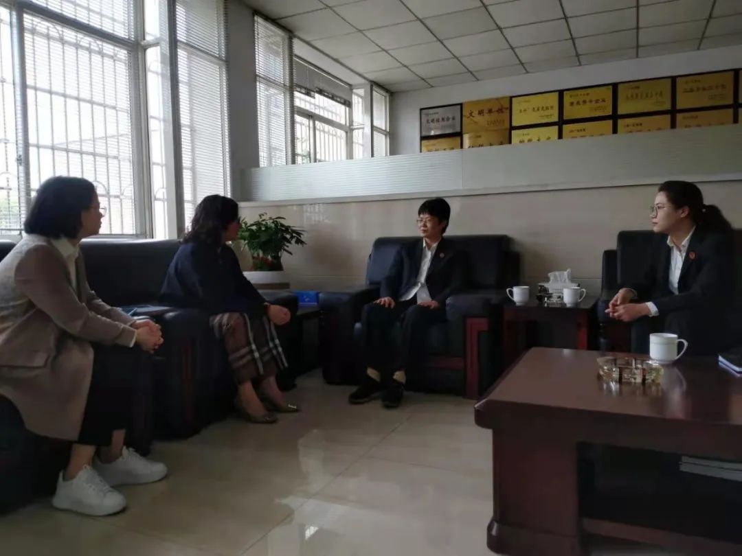 Fulltime rechter Zheng Yuqing en president Du Hangli van de Shengzhou People's Court kwamen naar ons bedrijf om ons werk te begeleiden