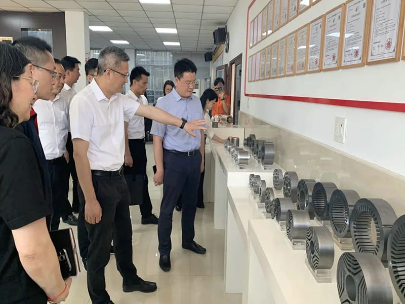 Secretaris Xu Jianyi ging naar Changle Town om zakelijke dienstverleningsactiviteiten uit te voeren en bezocht Zhejiang Jufeng Co., Ltd. en andere ondernemingen