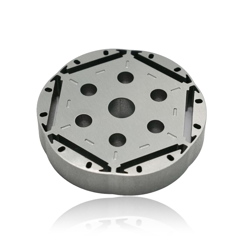 Hoe beïnvloedt het ontwerp van een automotorstatorkern de elektromagnetische interferentie die door de motor wordt uitgezonden?