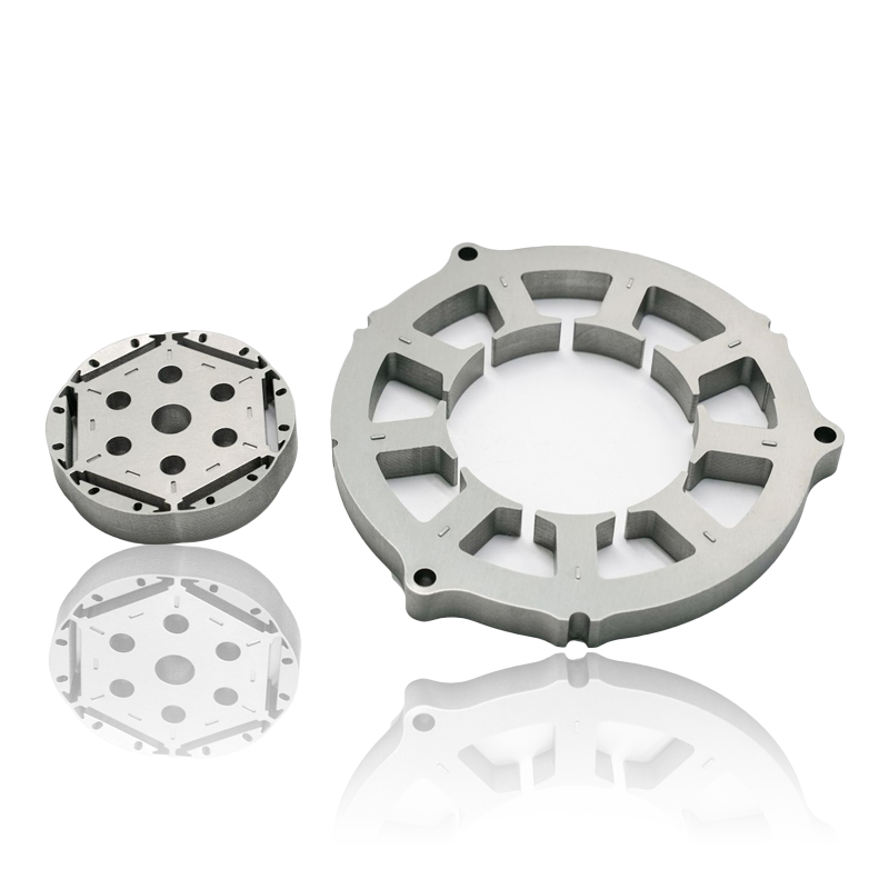 Welke invloed hebben de dikte en stapelfactor van lamellen in een motorstatorkern op de energie-efficiëntie, wervelstroomverliezen en operationele geluidsniveaus?